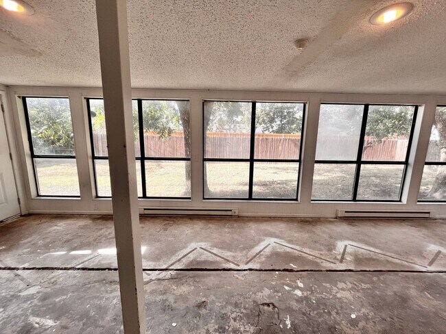 Building Photo - Amazing 4/2.5 in Prime Location! Minutes from Texas Tech and Hospitals!