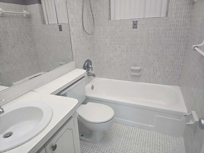 Building Photo - 1320 NW 43 Terrace