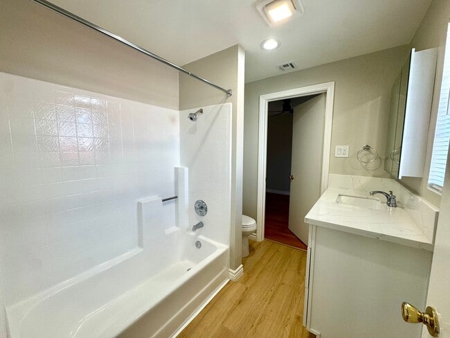 Building Photo - Newly renovated 3 bedroom, 2 bath single f...