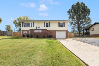 Building Photo - 130 Greenmeadow Ln