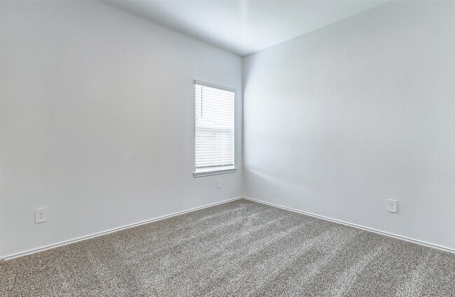 Building Photo - 24303 Alto Gdn Dr