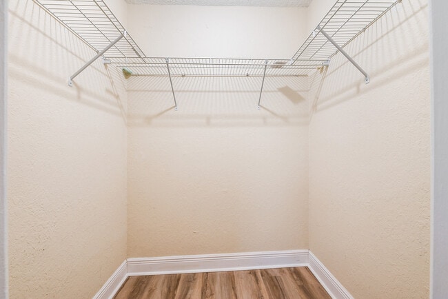 Building Photo - 8860 Fontainebleau Blvd