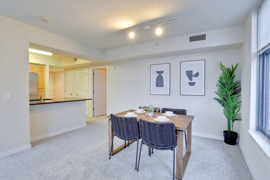 Building Photo - 550 14th St S