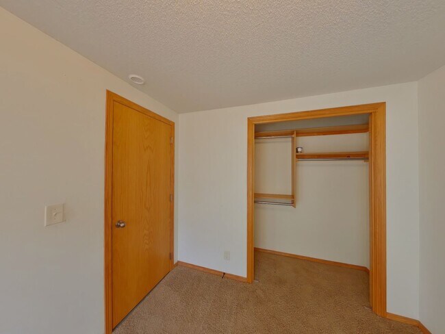 Building Photo - 804 N Longview Ct