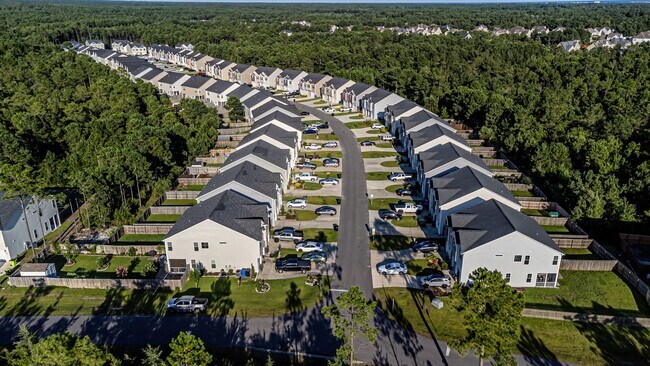 Building Photo - Townhome For Rent!