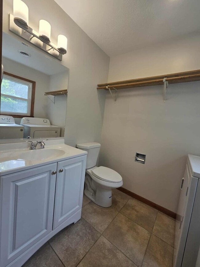 Building Photo - Spacious Home for Rent!