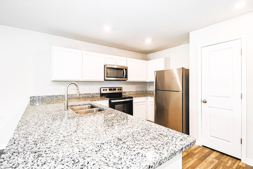 Building Photo - 45327 Red Brick Dr