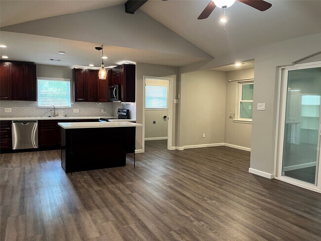 Building Photo - 304 S Shadowbend Dr
