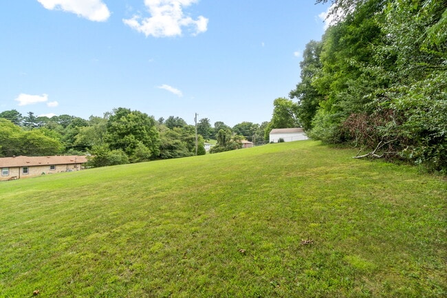 Building Photo - 370 Rossview Rd