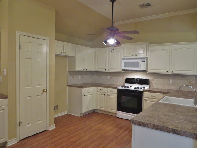 Building Photo - 3 Bedroom 2 Bathroom Parkview Estates Home