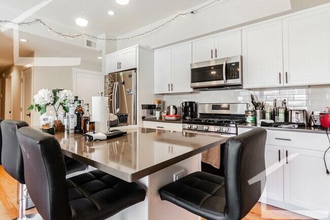 Building Photo - No Brokers Fee, Steps from Boston Lending, In-Unit Washer and Dryer, Central Heat/AC, Parking.