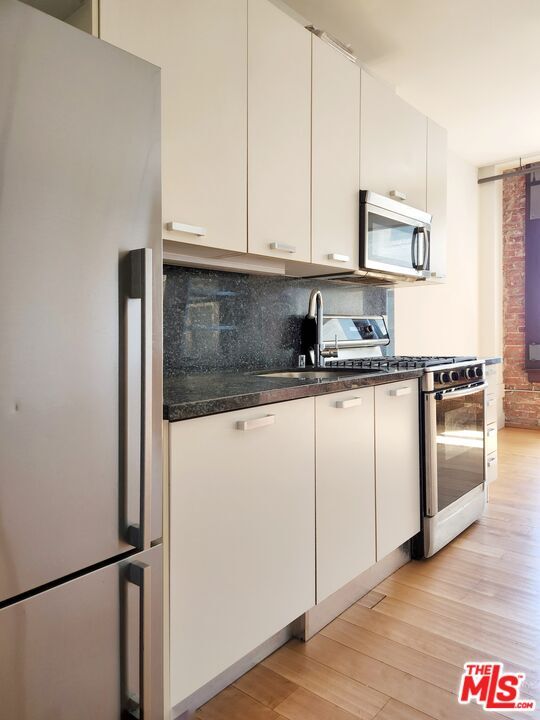 Building Photo - 460 S Spring St