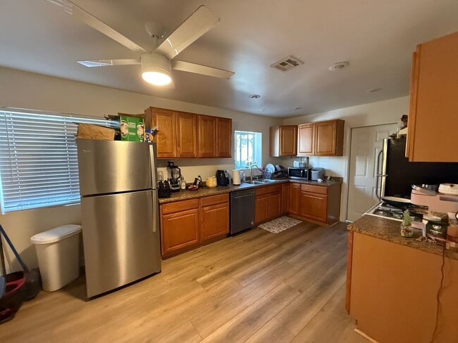 Building Photo - 5 Bedroom 3 Bath Home with a Great Yard!