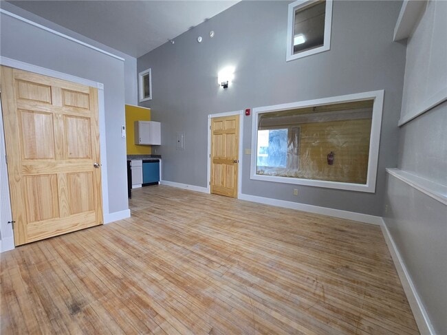 Building Photo - 27 E Main St