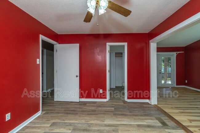 Building Photo - 1817 Sedgewick Dr