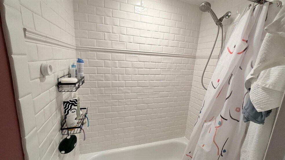 Building Photo - 170 Gore St