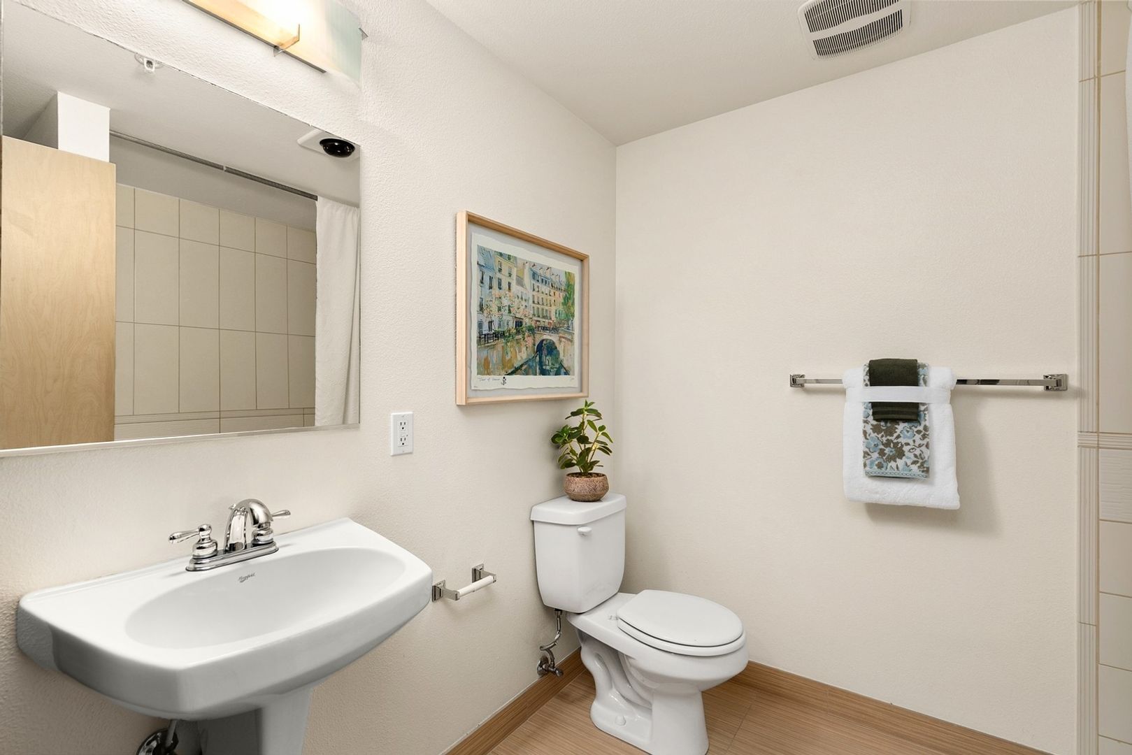Building Photo - Renovated Studio in Capitol Hill with Rooftop City Views!!!!