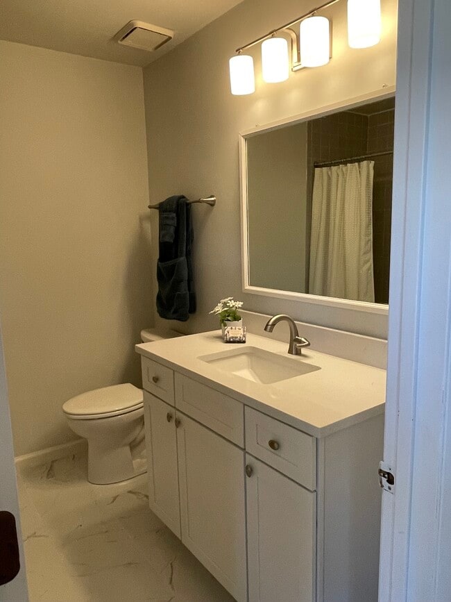 Building Photo - 1142 Monaco Dr