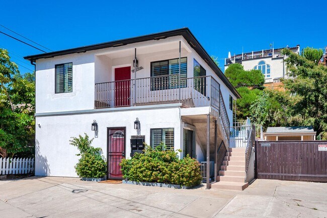 Building Photo - Beautifully renovated upstairs unit in South Mission Hills!  A MUST-SEE!