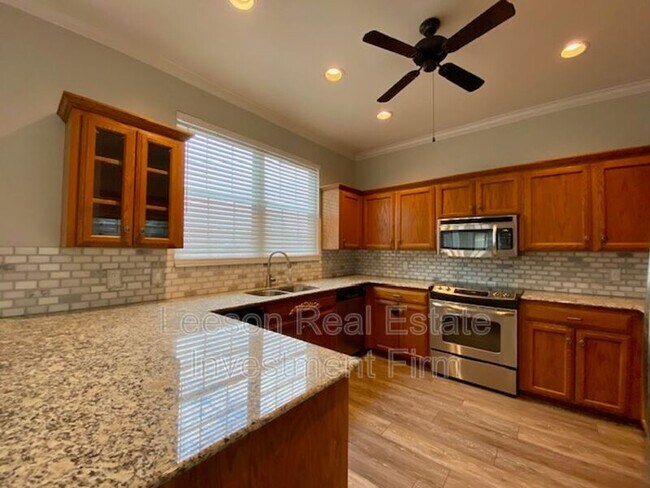 Building Photo - 5706 Wood Ridge Dr