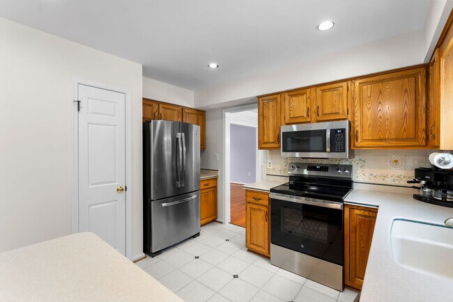 Building Photo - "Charming 4-Bedroom Retreat with Sun Room Scenic Views