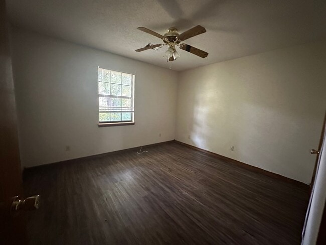 Building Photo - Welcome to this charming 3-bedroom, 2-bath...
