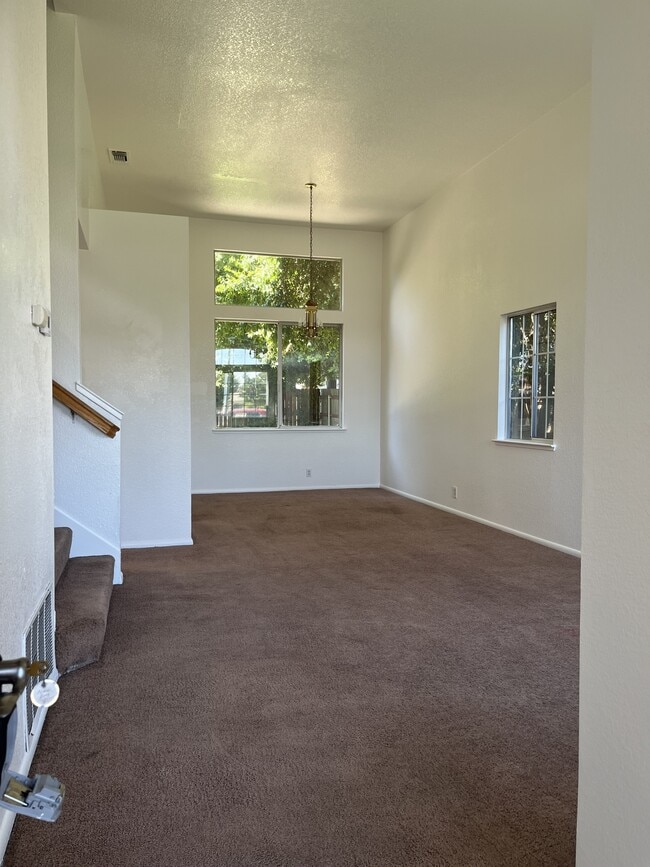 Building Photo - 1640 Oleander Dr
