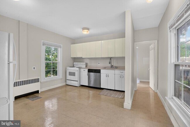 Building Photo - 350 Green Ln