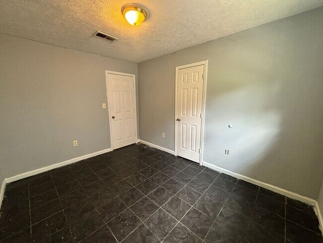 Building Photo - 6709 Lake Glen Dr
