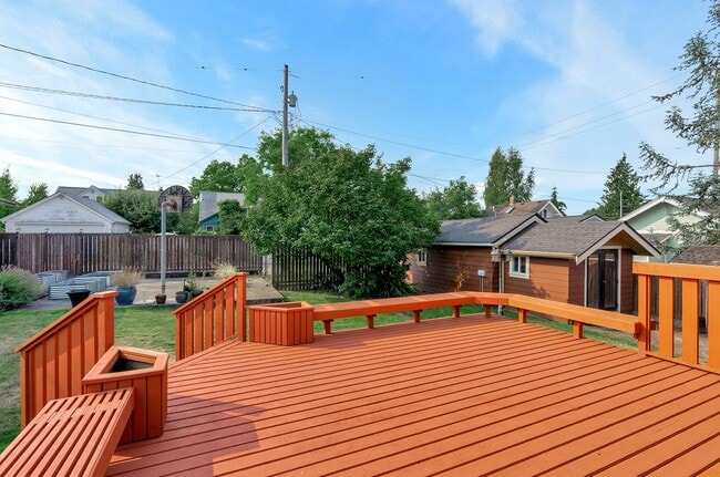 Building Photo - North End Tacoma Three Bed Craftsman