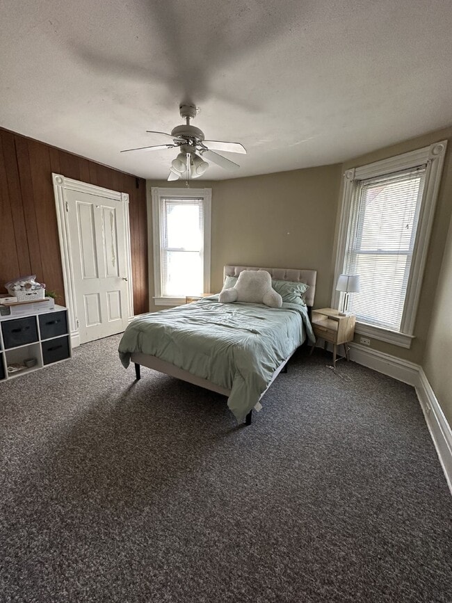 Building Photo - Superb 3 Bed 2 Bath close to UWEC! Availab...