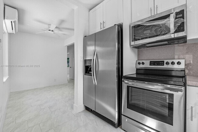 Building Photo - 1121 SW 18th Ct