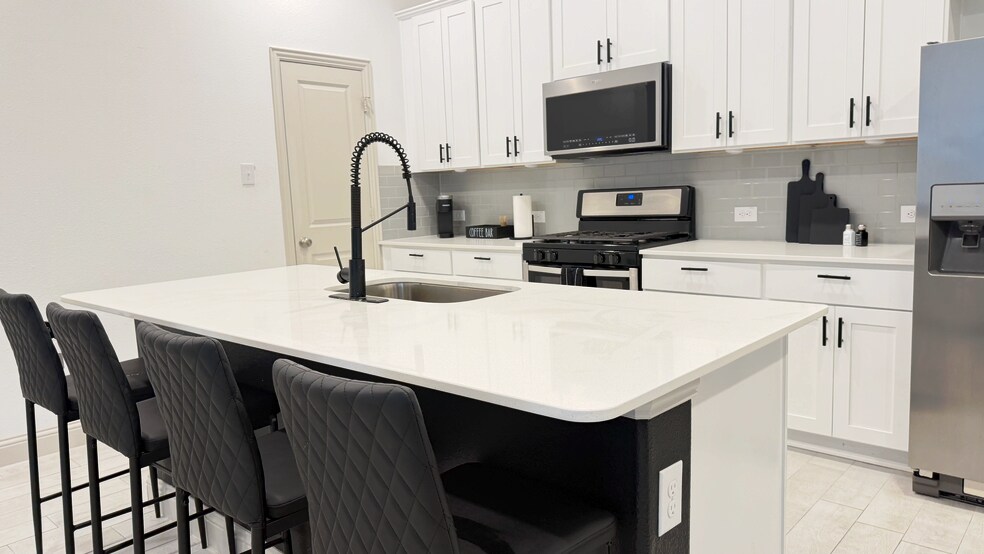 Building Photo - 6137 Blythe Dr