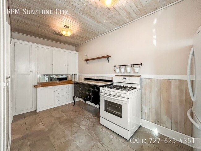 Building Photo - 748 32nd Ave N