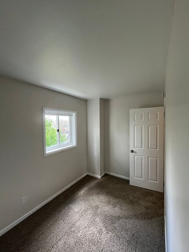 Building Photo - Large 2 Bed, 1 Bath Home, with Office/Bonus Room! Available Now!