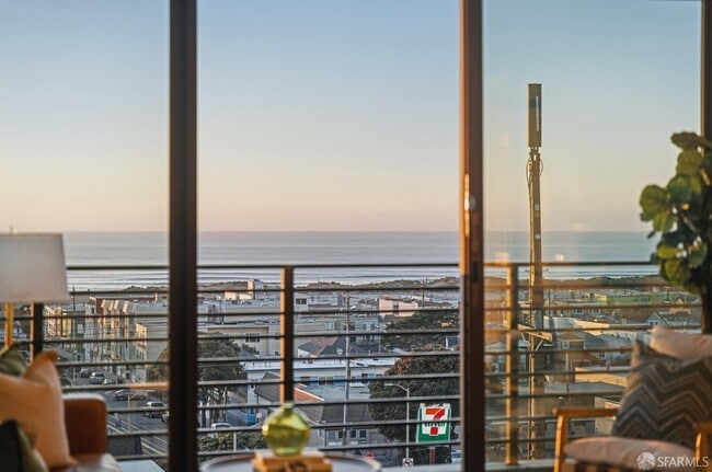 Building Photo - 3945 Judah St