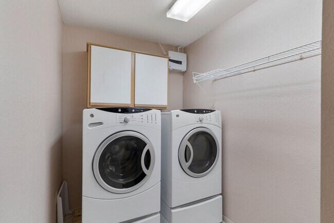 Building Photo - Gorgeous 2 Bed 2 Bath Single Story home in...