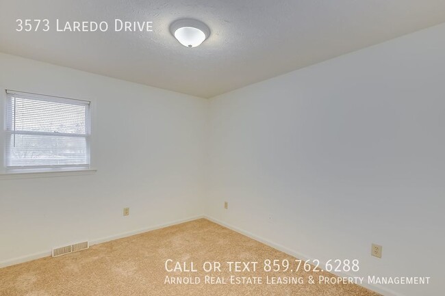 Building Photo - New 2 Bedroom 1.5 Bath Listing!