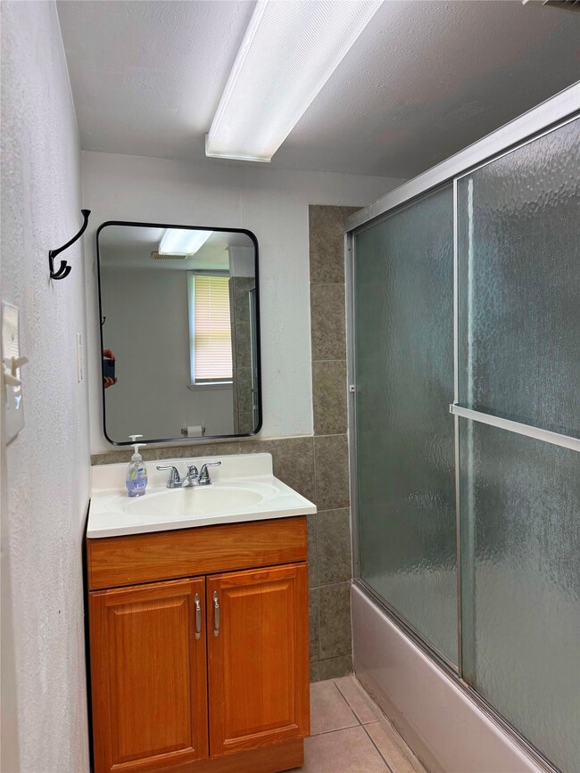 Building Photo - 723-727 W 27th St