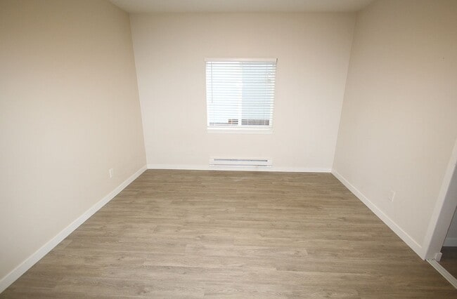 Building Photo - NEWER CONSTRUCTION 8 BEDROOM, 3 BATH HOME BY UW!