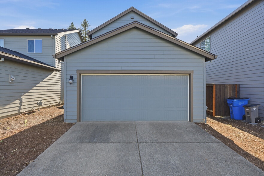 Building Photo - 619 NE 137th Ave