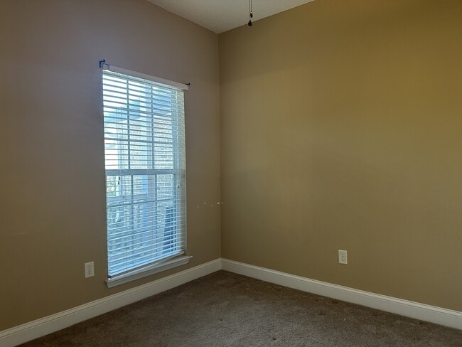 Building Photo - 59 Forest St NE