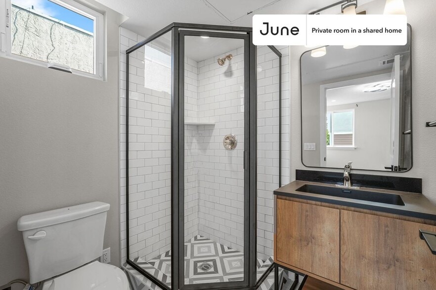 Building Photo - Room in Shared 5 bed/5 bath home in Boyle Heights