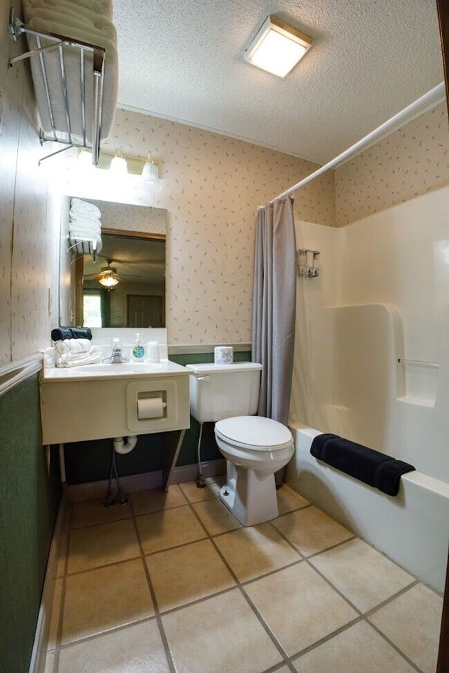 Building Photo - Fully Furnished Studio Apartment in Eddyville