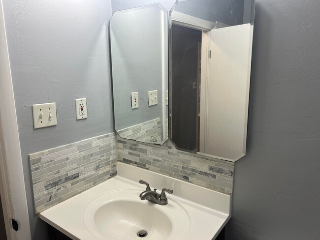 Building Photo - Updated Single Family Ranch Home with Fenc...