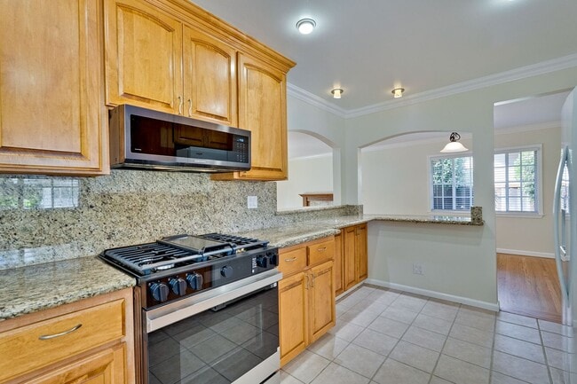 Building Photo - Charming & Refreshed Well-Maintained 4 Bed...