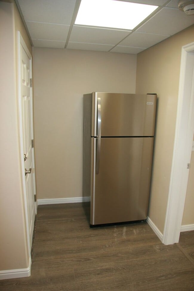Building Photo - N101 Studio Apartment Available Now UTILIT...