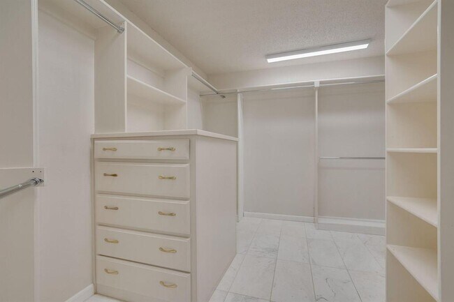 Building Photo - 2613 Brookside Dr