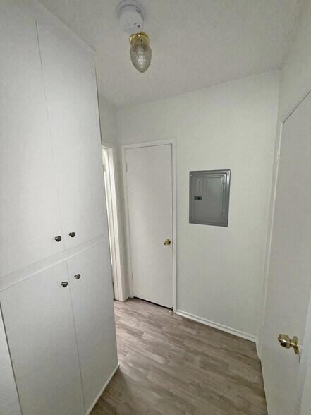 Building Photo - 415 E Cedar Ave