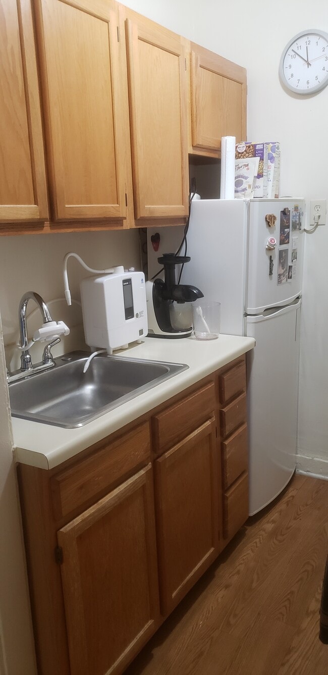 Building Photo - 519 W Brompton Ave